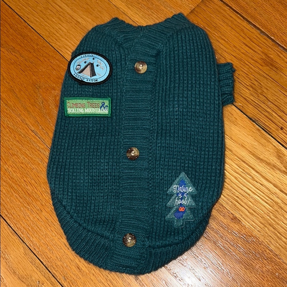 Fresco dog cardigan with buttons and patches.